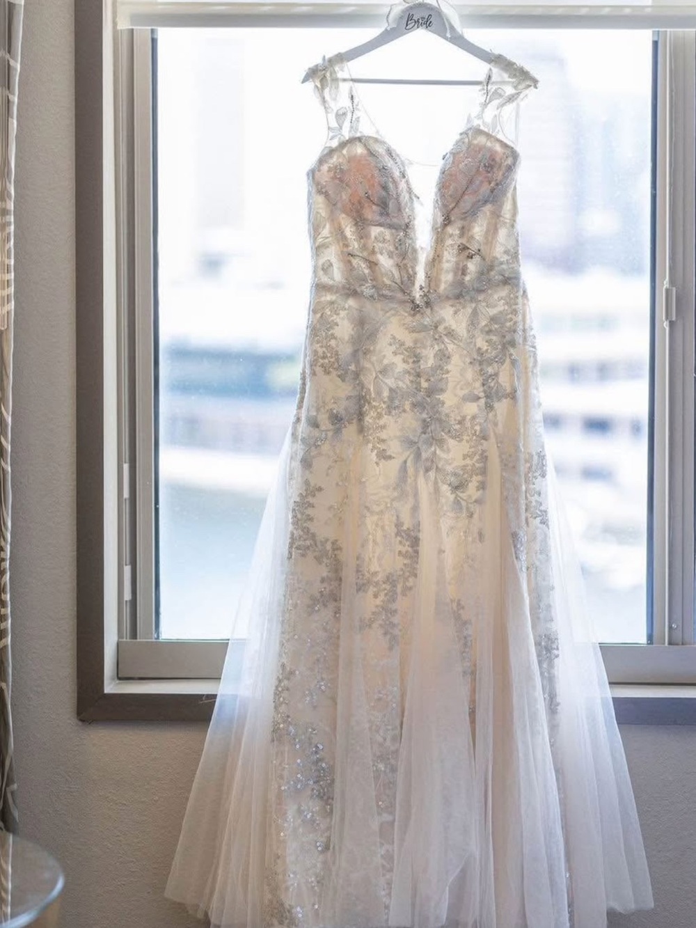 Elegant Backless Lace Evening Dress in Ivory